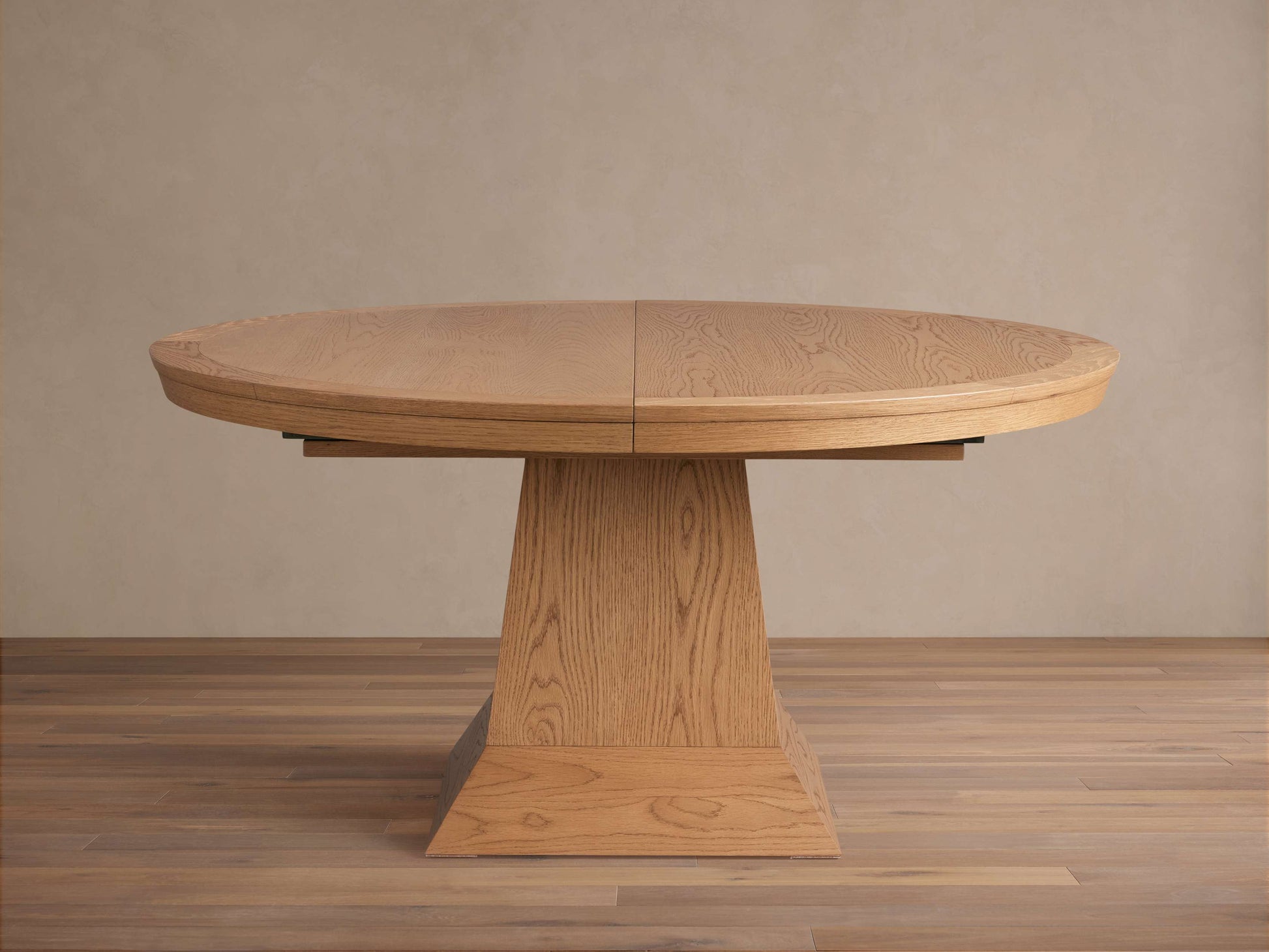 Leighton Extension Dining Table - King Lamps