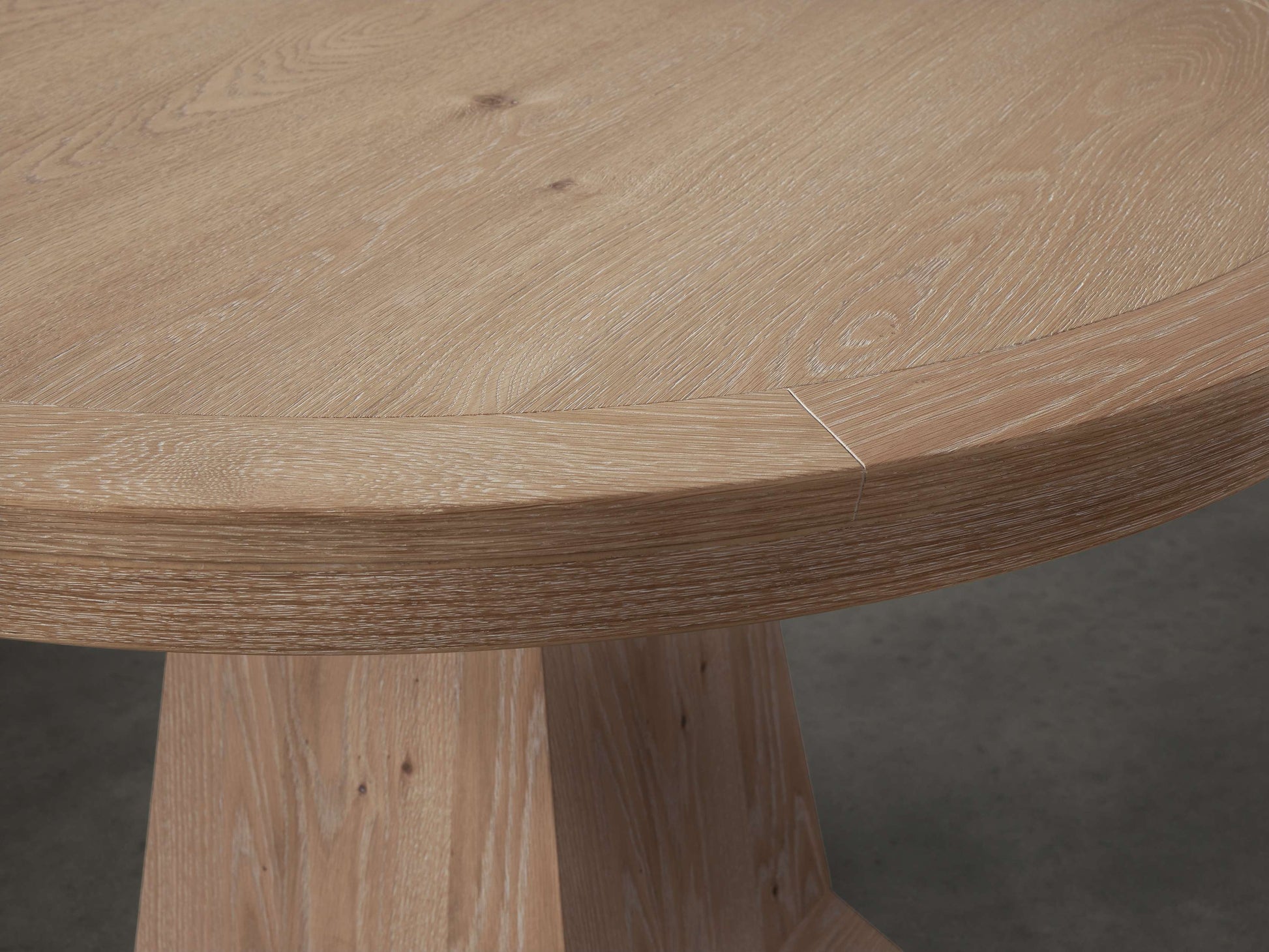 Leighton Round Dining Table - King Lamps