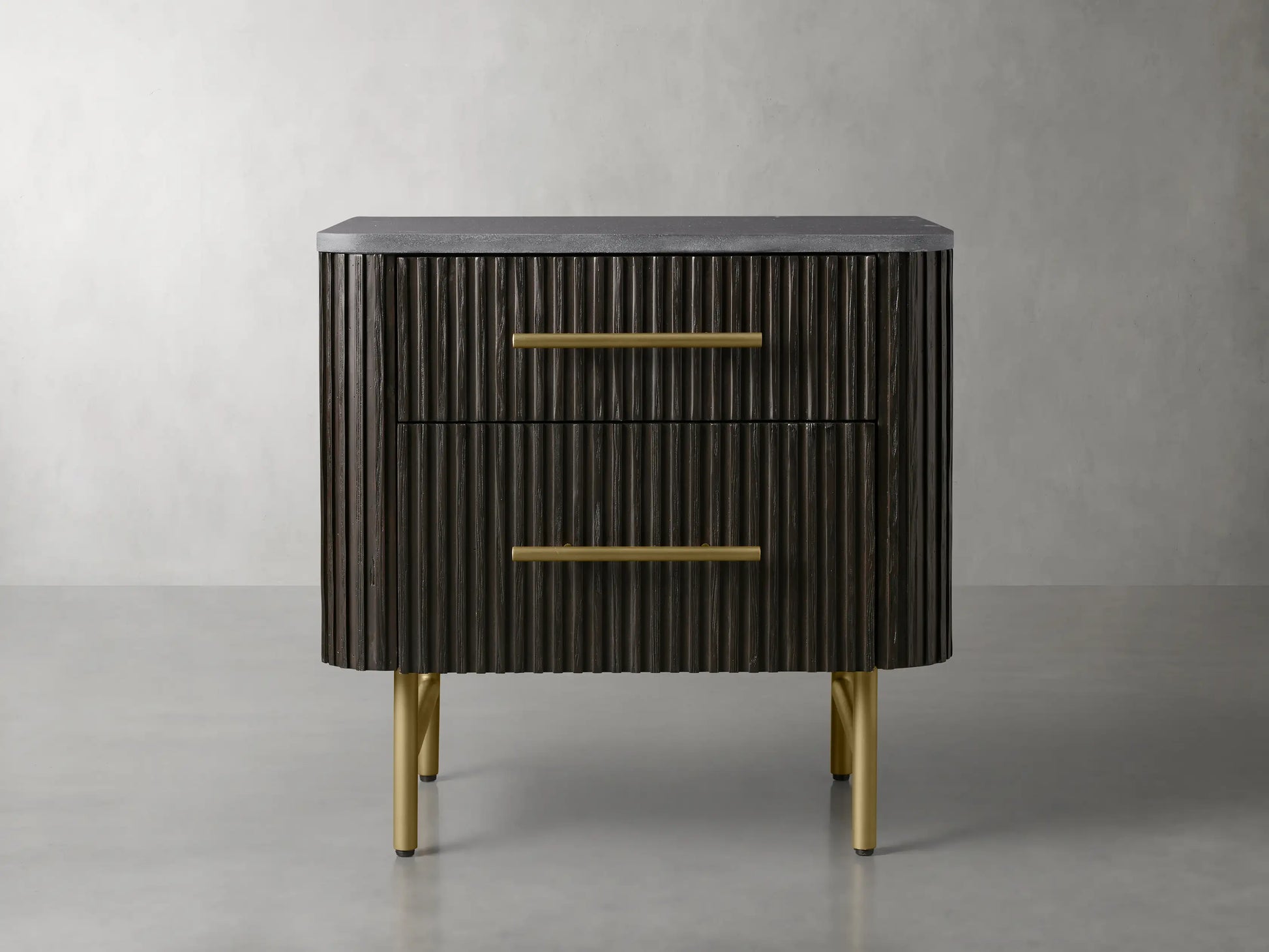 Finnley Closed Nightstand - King Lamps