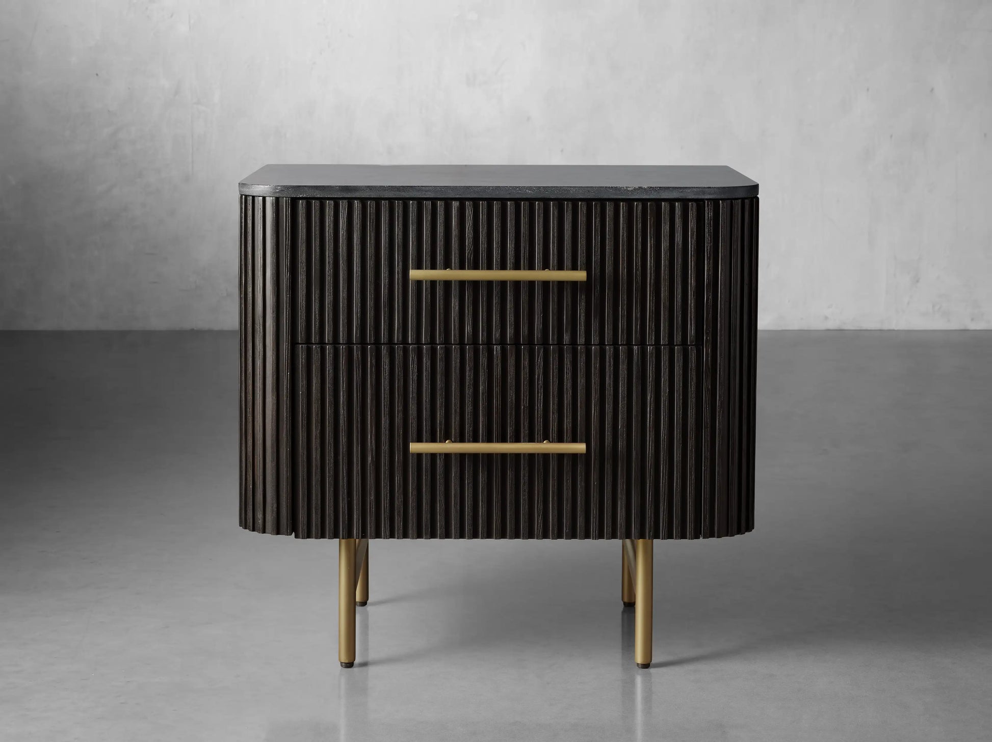 Finnley Closed Nightstand - King Lamps