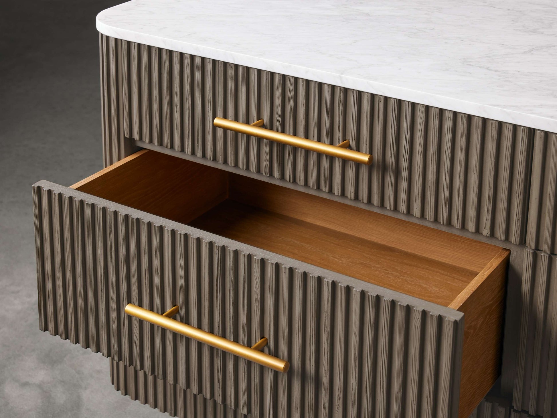 Finnley Nine-Drawer Dresser - King Lamps