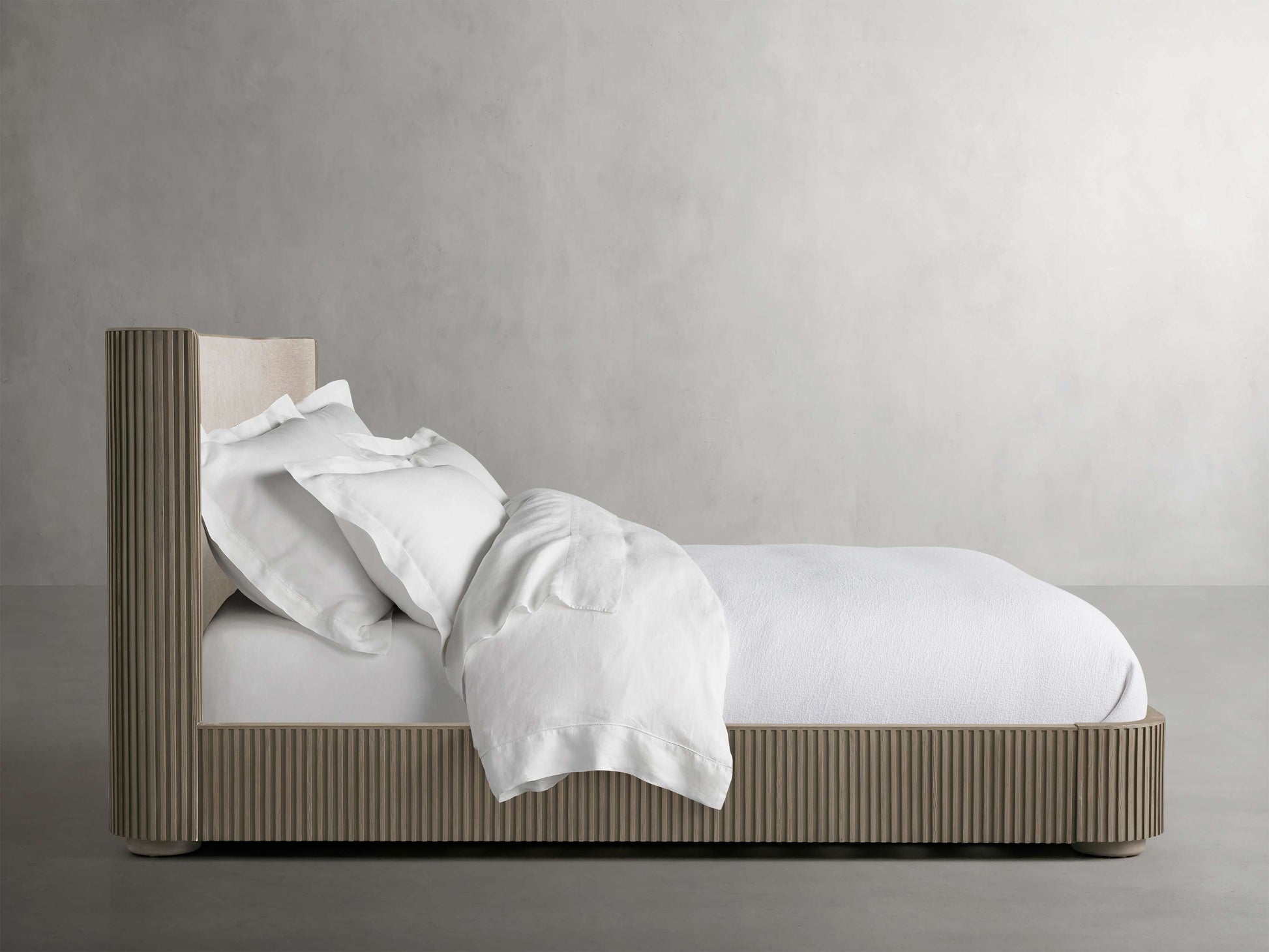Finnley Bed - King Lamps