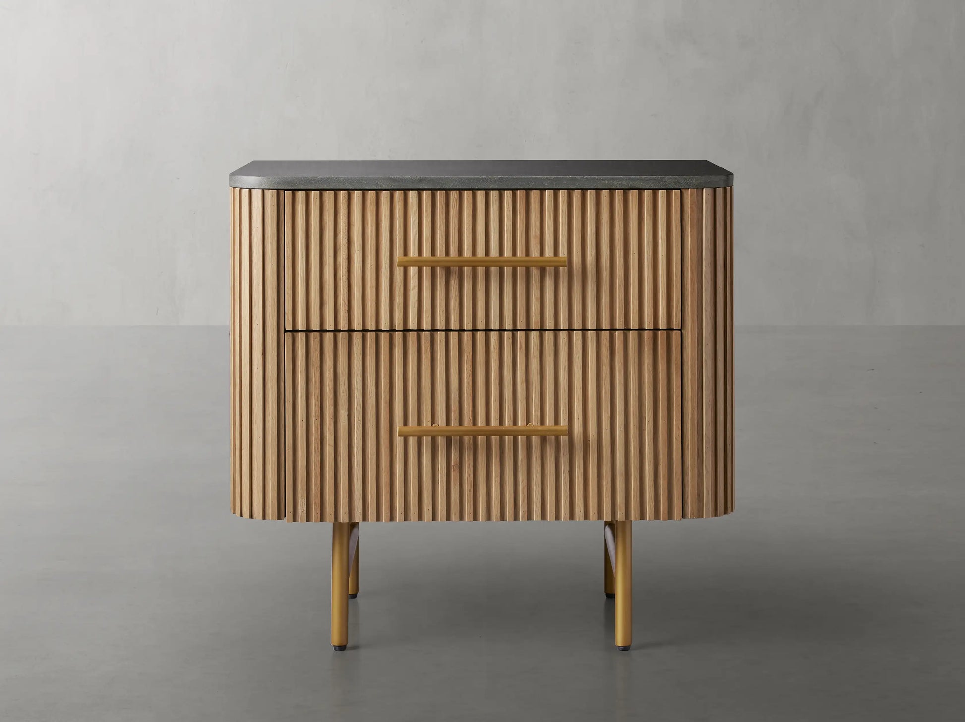 Finnley Closed Nightstand - King Lamps