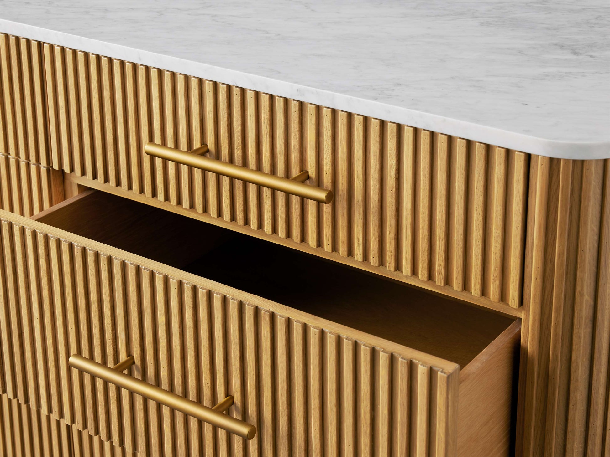 Finnley Nine-Drawer Dresser - King Lamps